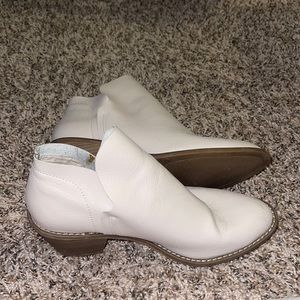 Lightly born mini heel boots